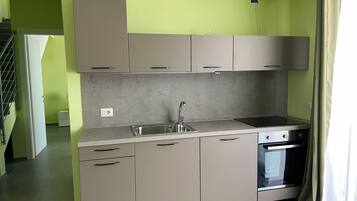 Frigorifero, forno, piano cottura, lavastoviglie