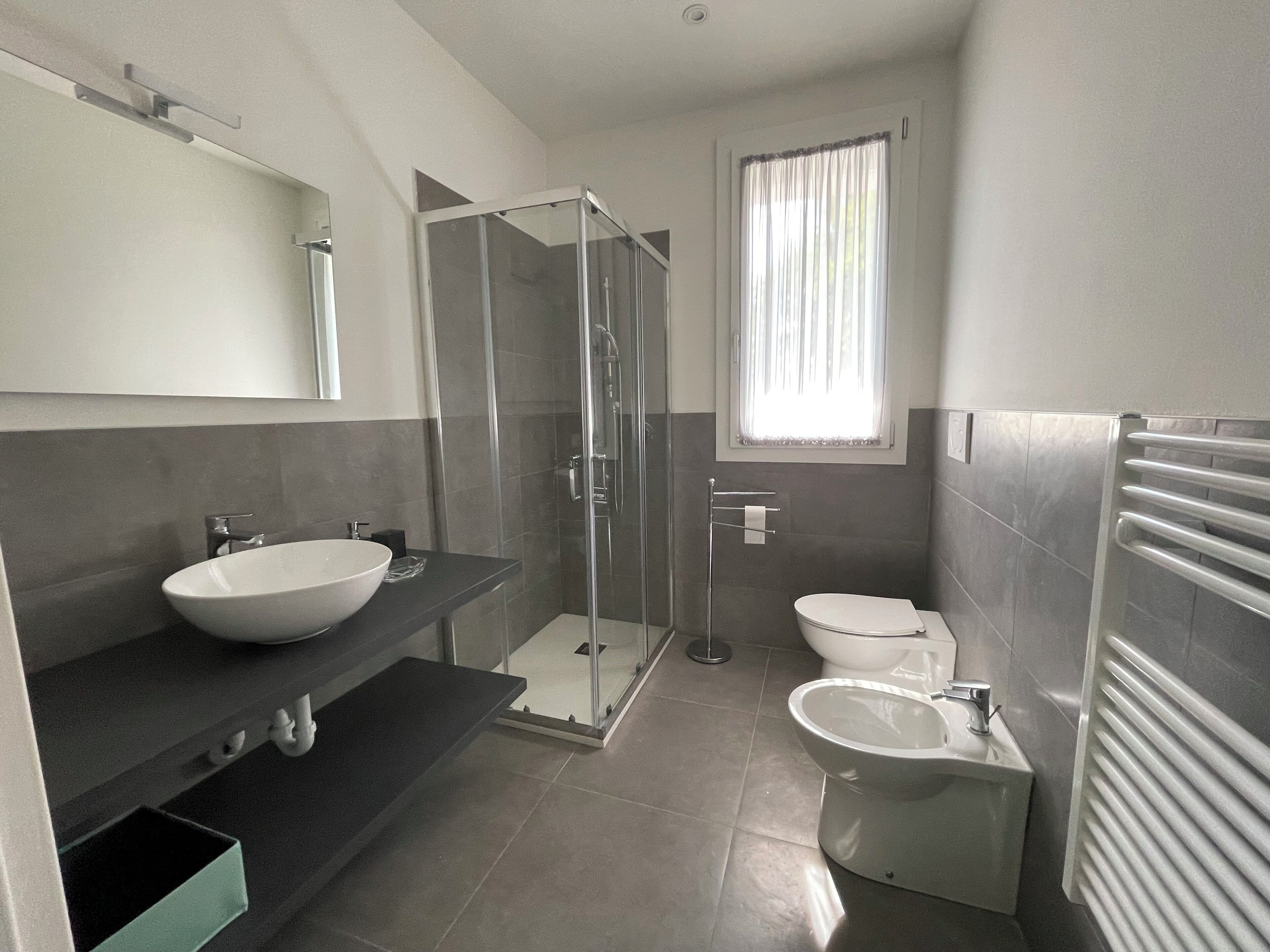 Douche, bidet, serviettes fournies, savon