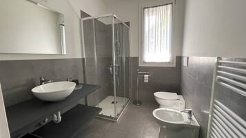 Douche, bidet, serviettes fournies, savon