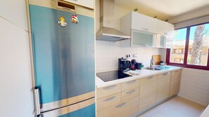 Fridge, oven, dishwasher, coffee/tea maker