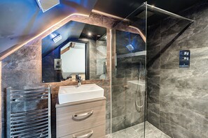 Luxury-Apartment, Mehrere Betten, Nichtraucher, Küche | Badezimmer | Handtücher
