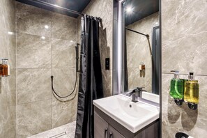Luxury Apartment, 1 King Bed, Non Smoking, Kitchen | Bathroom | Towels