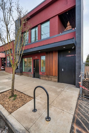 Exterior - 4BR/3BA Penthouse | Balcony | Foodie District (Portland)
