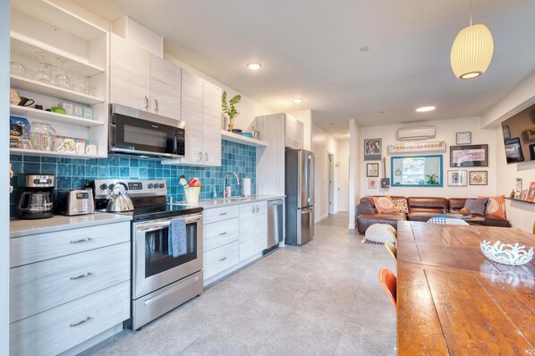 Fridge, microwave, oven, stovetop - Crossroads Vintage Funk Penthouse - 94 WalkScore (Portland)