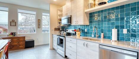 Jääkaappi, mikroaaltouuni, uuni, liesi