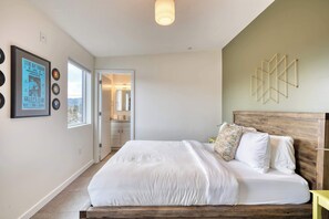 4 bedrooms, iron/ironing board, travel crib, WiFi - Crossroads Vintage Funk Penthouse - 94 WalkScore (Portland)