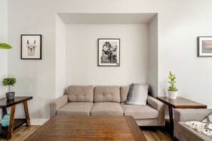 Televisión, chimenea y oficina 