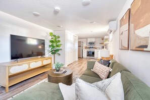 TV, offices - Vibrant Portland Getaway - Chic Flat (Portland)