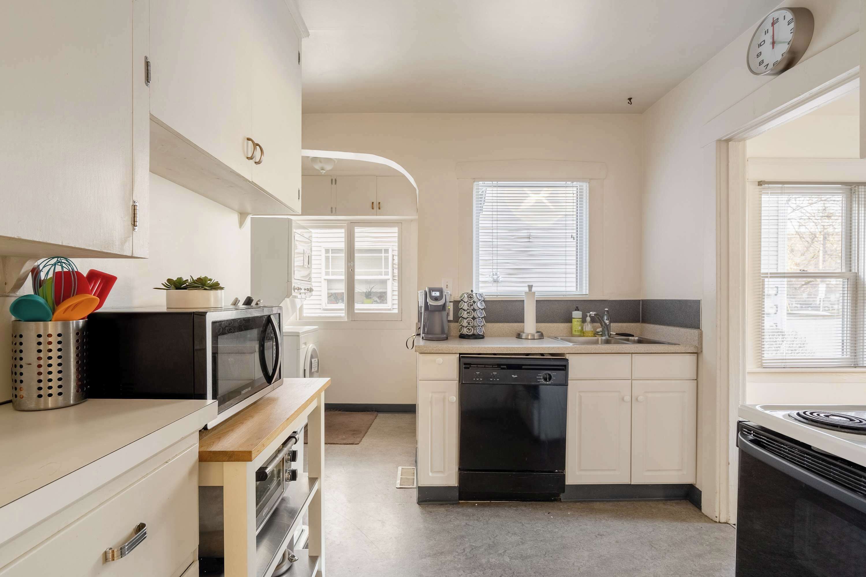 Microondas, lavavajillas, cafetera y tetera y utensilios de cocina 