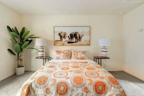 3 bedrooms, iron/ironing board, travel crib, WiFi - Mid-Century Home • Top Location • 3BR • Sleeps 6 (Portland)