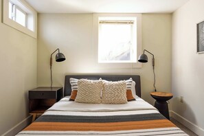 2 slaapkamers, een strijkplank/strijkijzer, reisbedje, wifi