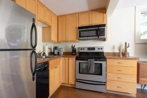 Coffee/tea maker, cookware/dishes/utensils