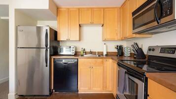 Coffee/tea maker, cookware/dishes/utensils