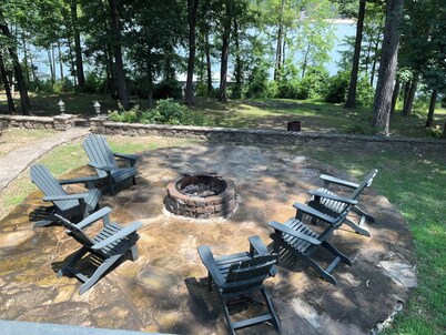 Spacious 5-bedroom LAKEFRONT house in welcoming Edgemont with AC, WiFi