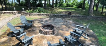 Spacious 5-bedroom LAKEFRONT house in welcoming Edgemont with AC, WiFi