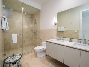 Dusche, Handtücher, Seife, Shampoo