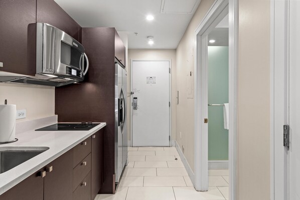 冷蔵庫、電子レンジ、食器洗い機、コーヒー / ティーメーカー