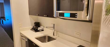 Frigorífic, microones, rentaplats i cafetera i tetera