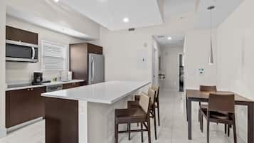 Frigorifero, microonde, lavastoviglie, macchina per tè/caffè