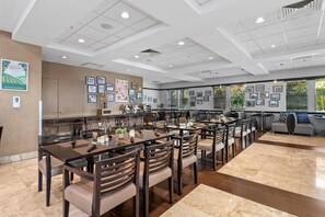 Dining - King Studio with Living & Kitchen - Best Vaca Spot (Miami)