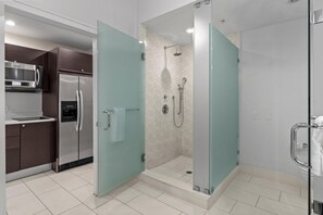 Hair dryer - Studio with kitchen, living, and oversized bath (Miami)