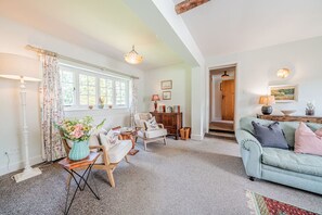 TV, fireplace, stereo - Beautiful Riverside Cottage with Large Garden, 2BR (Hampshire)