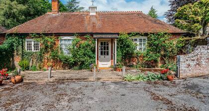 Beautiful Riverside Cottage with Large Garden, 2BR