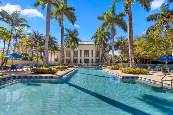 Pool - Full Kitchen, Living Area, Rain Shower & Jet Tub (Miami)