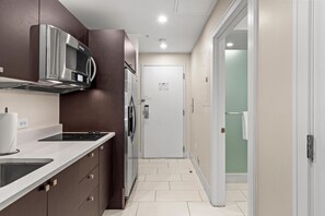 Fridge, microwave, dishwasher, coffee/tea maker - Relax & Unwind in Doral, Large Studio – sleep 4 (Miami)