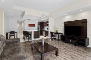 TV - 3 Bedroom/4 Bath Townhouse 2070 sq ft with Balcony (Miami)