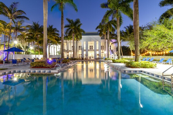 Pool - King Studio + Sleeper, Kitchen, Lg Bath & more (Miami)