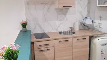 JÀÀkaappi, mikroaaltouuni, liesi, kahvin-/teenkeitin