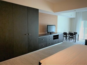 1 bedroom, iron/ironing board, WiFi, bed sheets - Gorgeous Resort Style King Bed Studio with Kitchen (Miami)