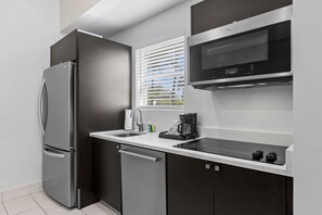 Fridge, microwave, dishwasher, coffee/tea maker - XL Studio w/ Kitchen & Living – Perfect for Family (Miami)