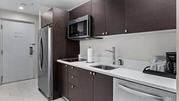 Refrigerador, microondas, lavavajillas y cafetera y tetera