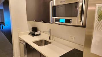 Fridge, microwave, dishwasher, coffee/tea maker