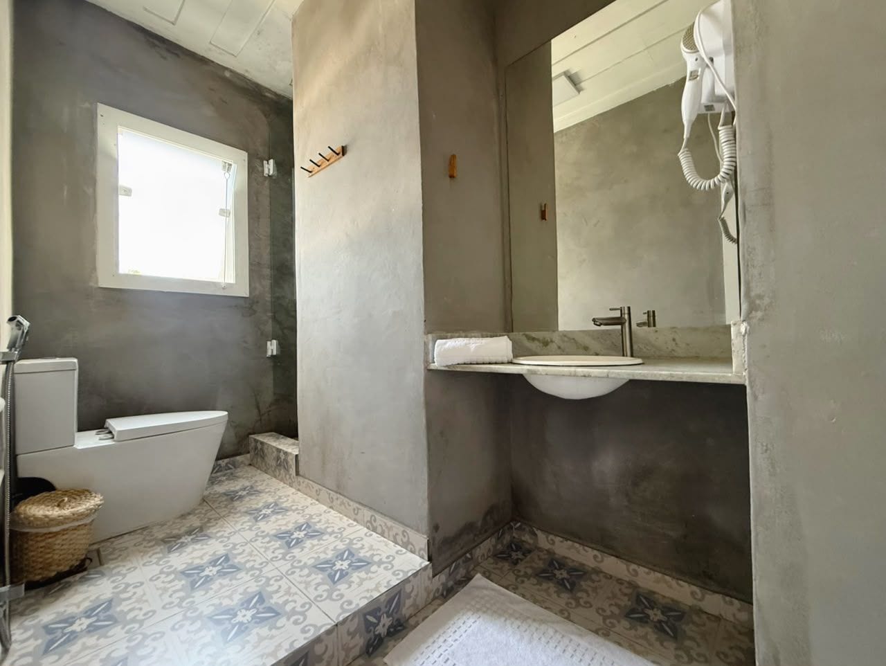 Un baño con bañera, inodoro, lavabo y espejo.