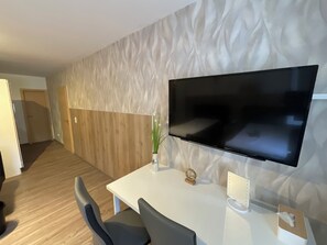 Klassieke driepersoonskamer | Luxe beddengoed, Select Comfort-bedden, een minibar, een laptopwerkplek