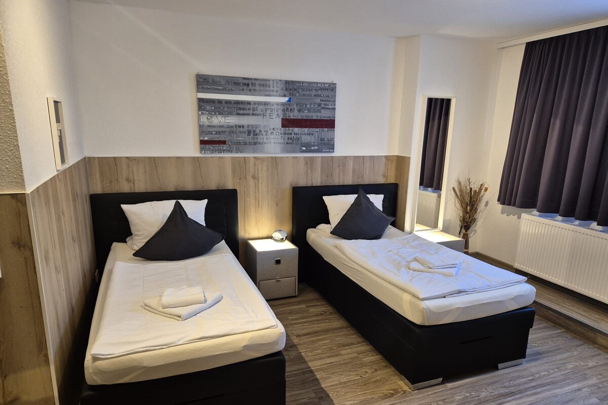 Classic Double or Twin Room (Classic-Doppel- oder -Zweibettzimmer) | Premium bedding, Select Comfort beds, minibar, laptop workspace