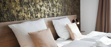 Kahden hengen deluxe-huone (yksi tai kaksi sänkyä) | Ylelliset vuodevaatteet, Select Comfort -patjalliset sängyt, minibaari