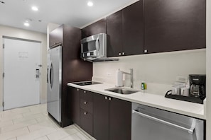 Fridge, microwave, dishwasher, coffee/tea maker - King Suite - Kitchen, Living, Lanai & more (Miami)