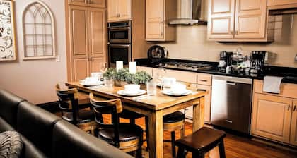 Large and Luxurious 2-bedroom condo in Downtown Fremont with AC, WiFi