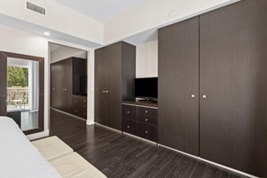 1 bedroom, internet, bed sheets - King Studio Getaway with Kitchen (Miami)