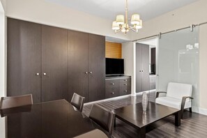 Dining - King Studio Getaway with Kitchen (Miami)