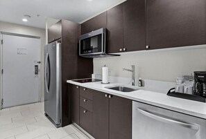 Coffee/tea maker, fridge, microwave, dishwasher - King Studio Getaway with Kitchen (Miami)