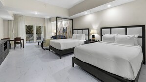Une chambre d’hôtel avec deux lits, un bureau, une chaise, un balcon avec vue et un design moderne.