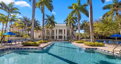 Near Convention Center, King Studio with Kitchen