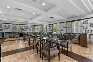 Dining - King Studio, Kitchen, Lanai - Near Kaseya Center (Miami)