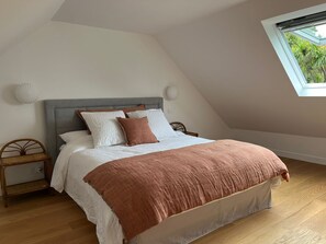 3 slaapkamers, een bureau, een strijkplank/strijkijzer, reisbedje