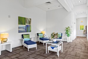 Interior - Enjoy Shopping, Dining, Golfing – XL King Studio (Miami)